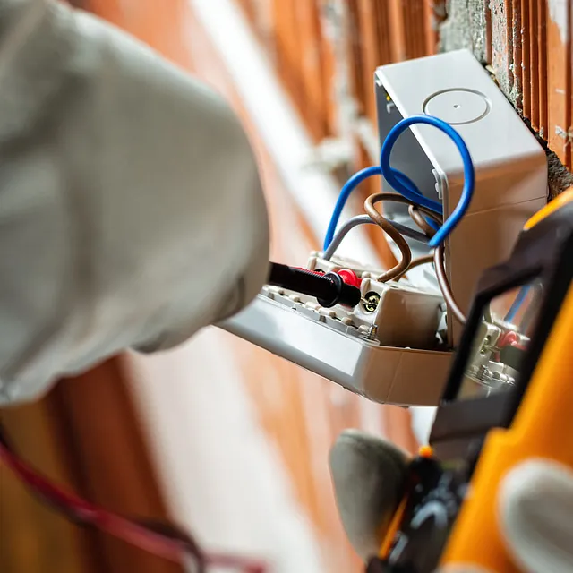 Herramienta en el cuadro eléctrico