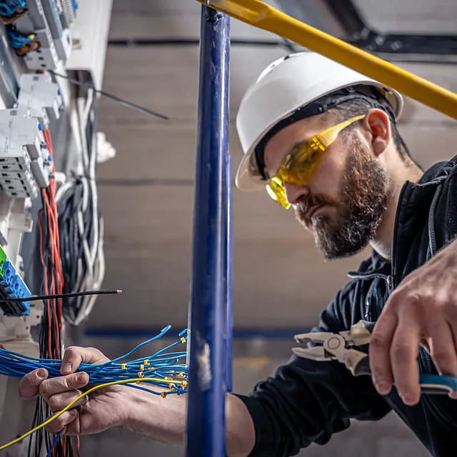 Electricista trabajando con un cuadro eléctrico