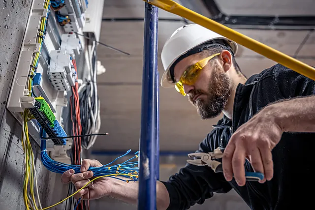 Electricista trabajando con un cuadro eléctrico