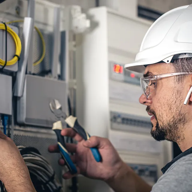 Electricista trabajando con un cuadro eléctrico